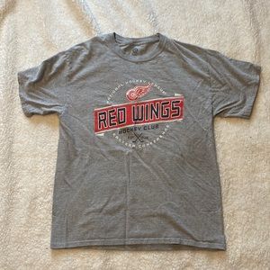 Red Wings Men’s T shirt fits more like a small- no prints on the back
